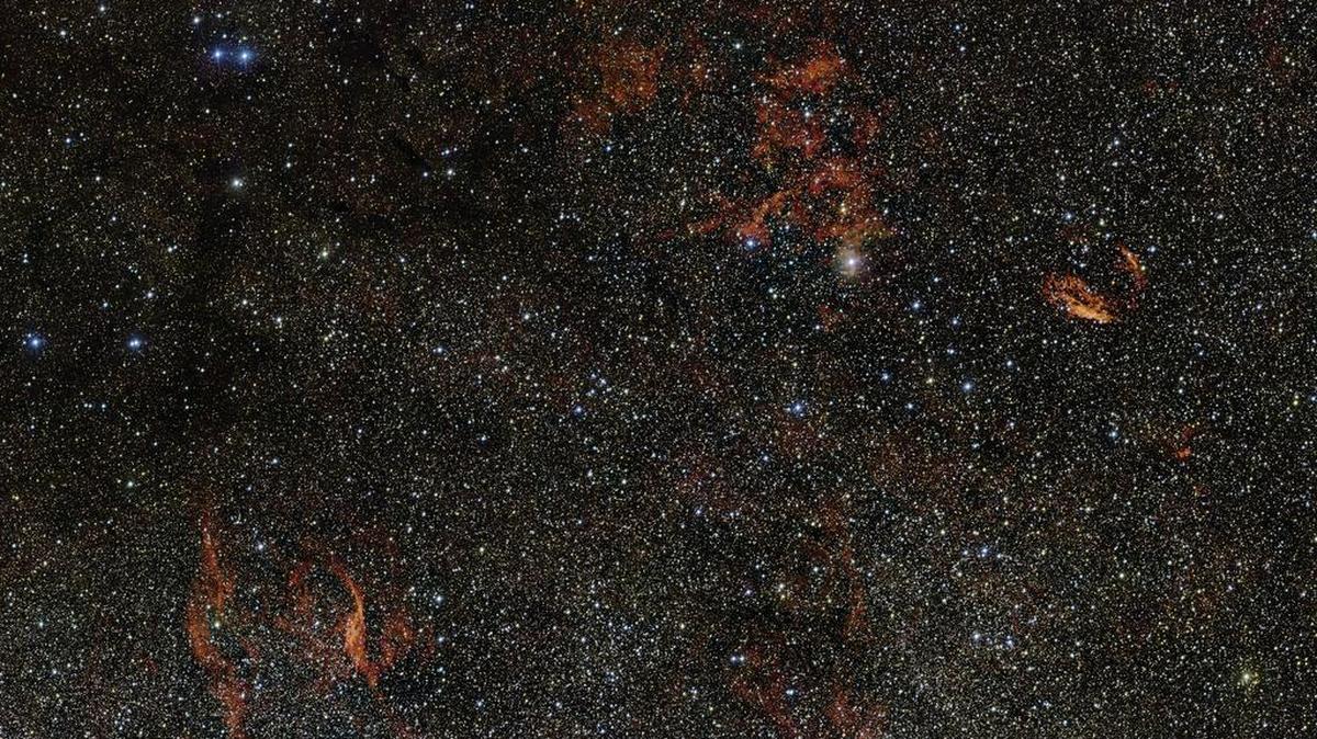Fotografía facilitada por el Observatorio Austral Europeo (ESO) cuyo telescopio de largo alcance ha captado en una nueva y enorme imagen nubes de gas carmesí con potentes estrellas masivas enterradas en su interior y cuyos orígenes siguen siendo un misterio para los astrónomos.