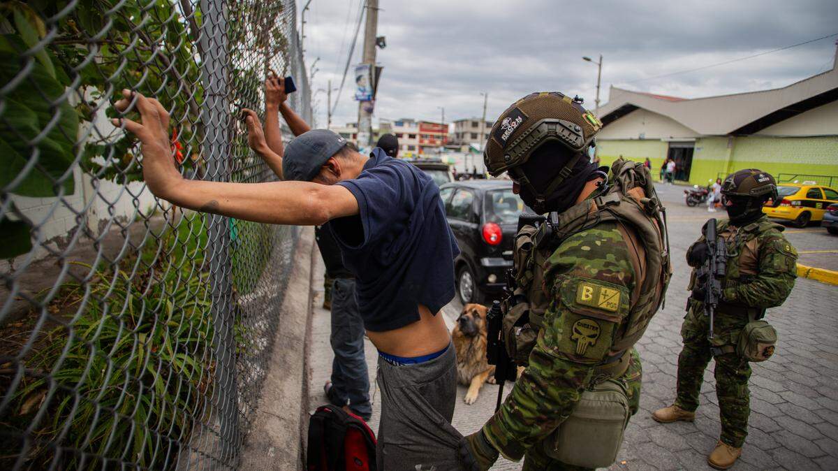 Un soldado de la fuerza élite del Ejército detiene y revisa a un hombre el mercado Carapungo en Quito, el 11 de enero de 2024.