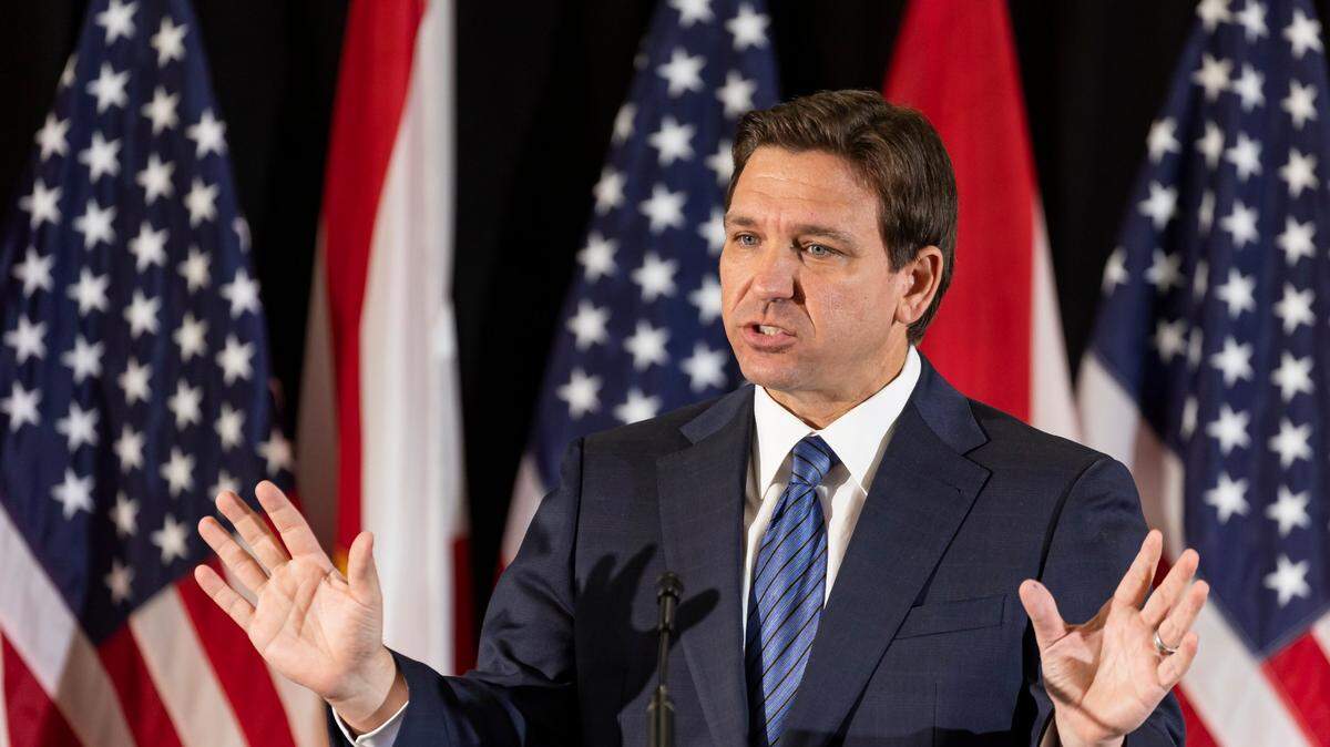 El gobernador de Florida, Ron DeSantis, responde preguntas de los medios durante una conferencia de prensa en la escuela secundaria Christopher Columbus el lunes 27 de marzo de 2023 en Miami, Florida. La conferencia de prensa se llevó a cabo para anunciar la firma de DeSantis de una expansión de cupones para escuelas privadas, HB1, que permite que más niños en Florida sean elegibles para vales escolares financiados por los contribuyentes.