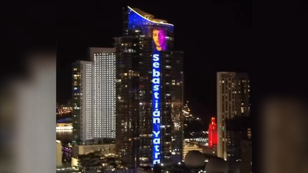El cantante Sebastián Yatra promocionando su última canción en un rascacielos de Miami.