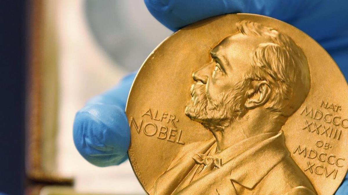Foto de archivo del viernes 17 de abril de 2015. Un empleado de una biblioteca nacional muestra la medalla de oro del Premio Nobel otorgada al fallecido novelista Gabriel García Márquez, en Bogotá, Colombia.