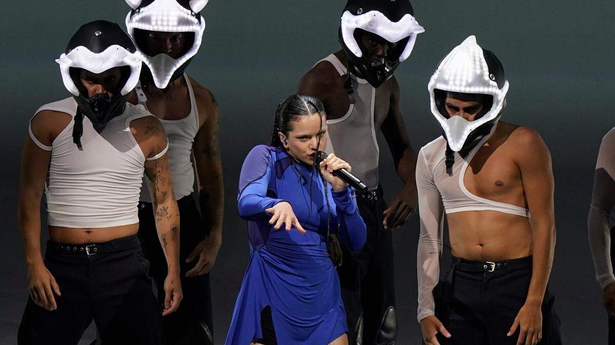 La artista española Rosalía realiza una presentación durante su gira “Motomami World Tour” en el Auditorio Nacional en Ciudad de México, el domingo 14 de agosto de 2022. (AP foto/Eduardo Verdugo)