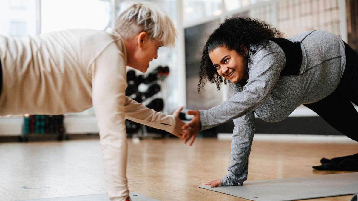 Dos mujeres haciendo ejercicio