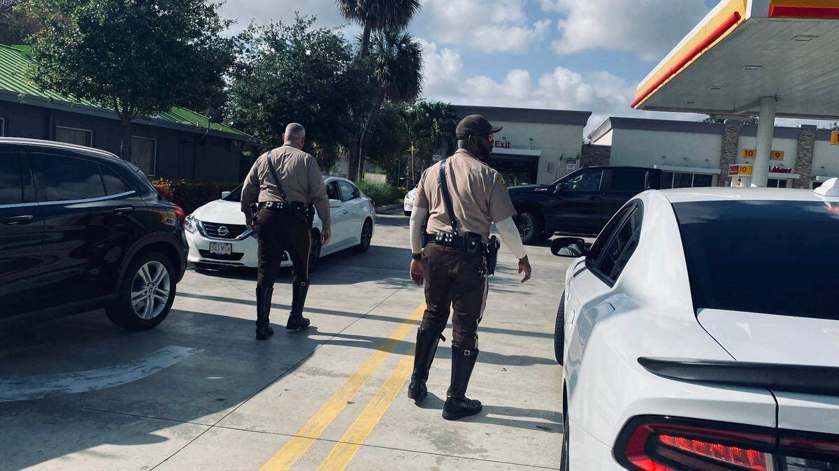 Agentes policiales de Miami-Dade estuvieron deteniendo a conductores que violaban una regla de tránsito poco conocida para enseñar la importancia de respetar estas señales. Y solo dieron advertencias, no hubo penalidades. 