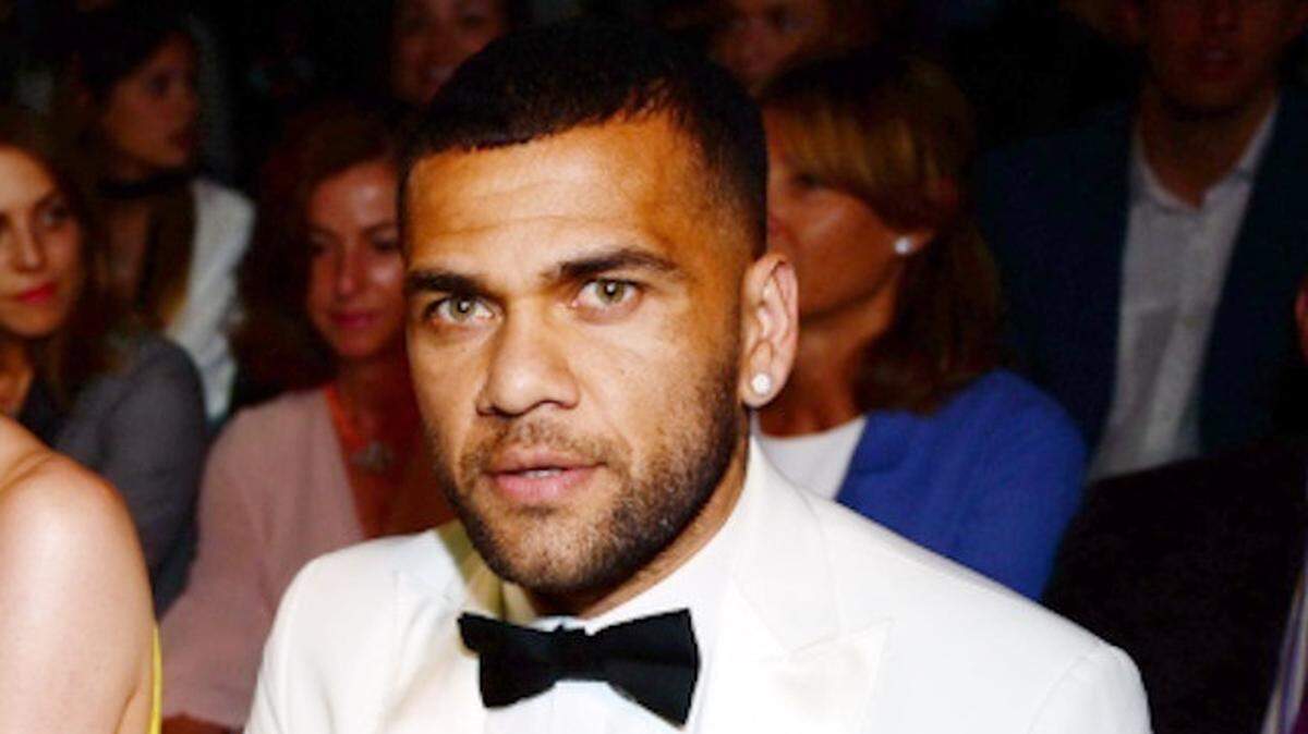 Dani Alves durante el desfile de Rosa Clará (Foto de ARCHIVO)