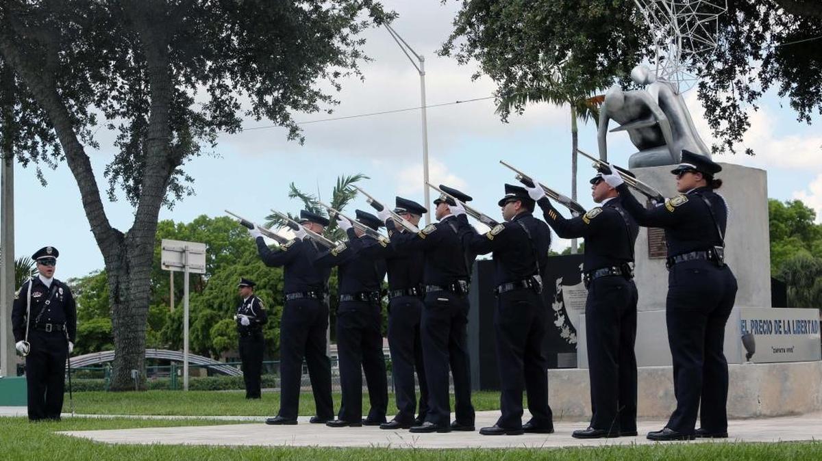 La Guardia de Honor de la Policía de Hialeah disparó 21 salvas al final de la ceremonia por el Día de Recordación en el Triangle Park.