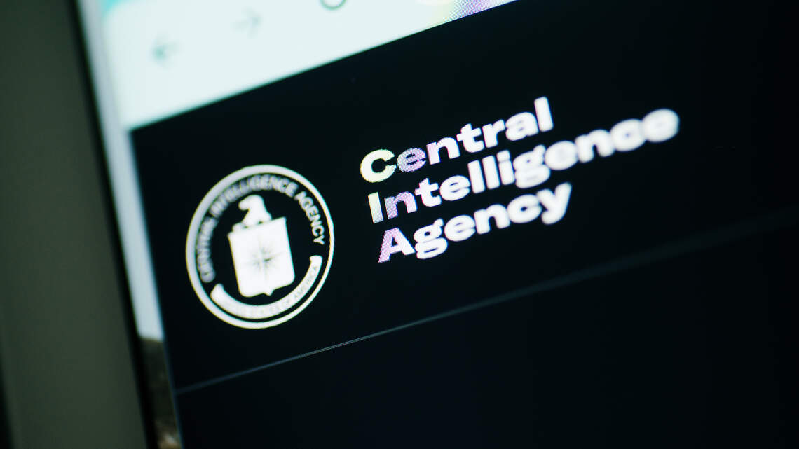 Exfuncionario de la CIA se declara culpable de desviar $194 millones