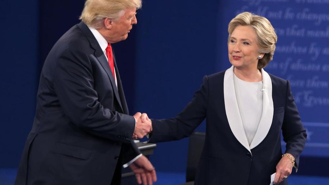 La demócrata Hillary Clinton y el republicano Donald Trump se dan la mano al finalizar el segundo debate presidencial en la Universidad de Washington en St. Louis, Missouri, 09 de Octubre de 2016.