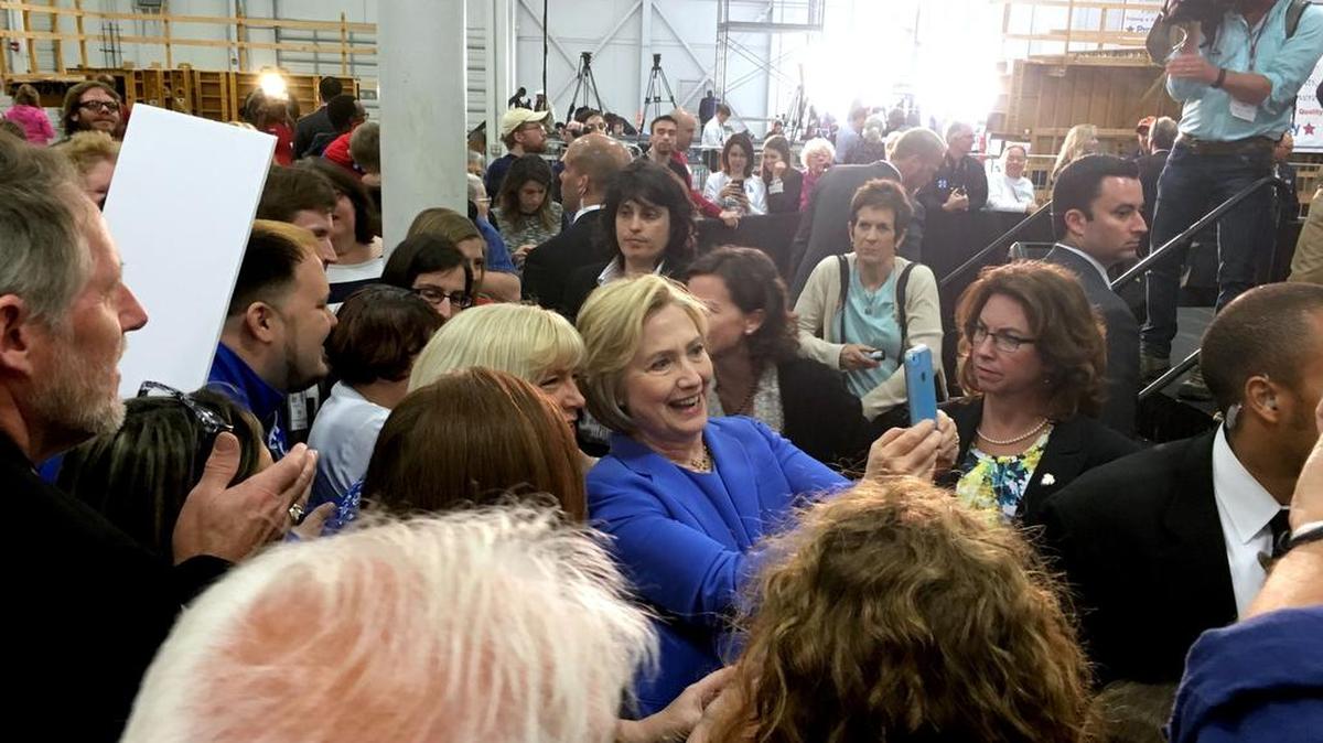 Hillary Clinton posa para una foto con sus simpatizantes.
