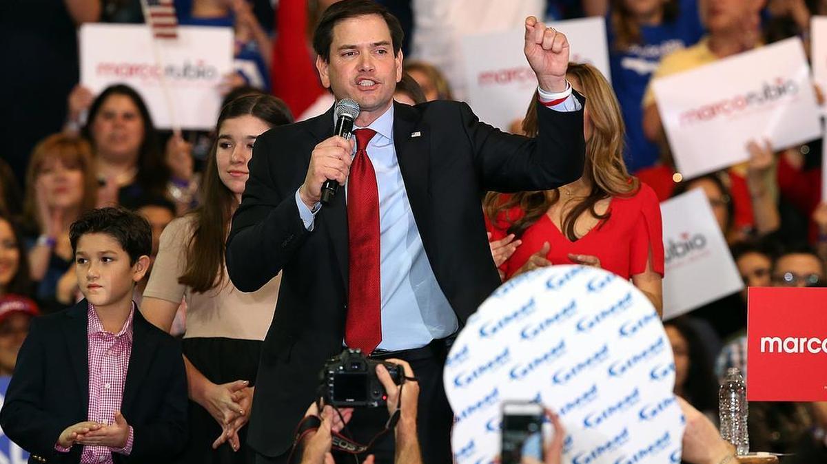 El senador de la Florida Marco Rubio, con su familia en la tarima, da un discurso el martes en un acto de campaña en Tropical Park en Miami.