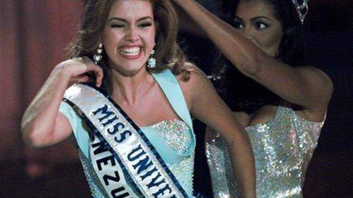 ARCHIVO - Foto de archivo, 17 de mayo de 1996, de Miss Universo, la venezolana Alicia Machado, al ser coronada en Las Vegas. Machado fue tema de discusión en el primer debate presidencial entre Hillary Clinton y Donald Trump, el 26 de septiembre de 2016.