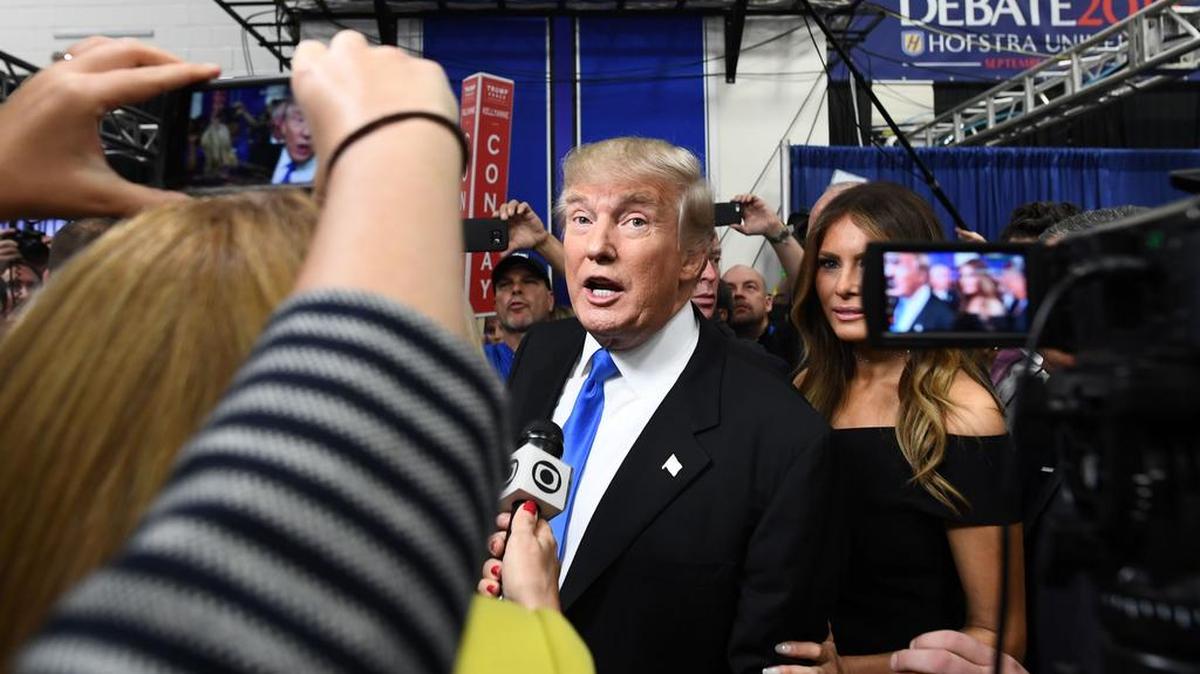 El candidato republicano a la Presidencia, Donald Trump habla con la prensa luego del debate.