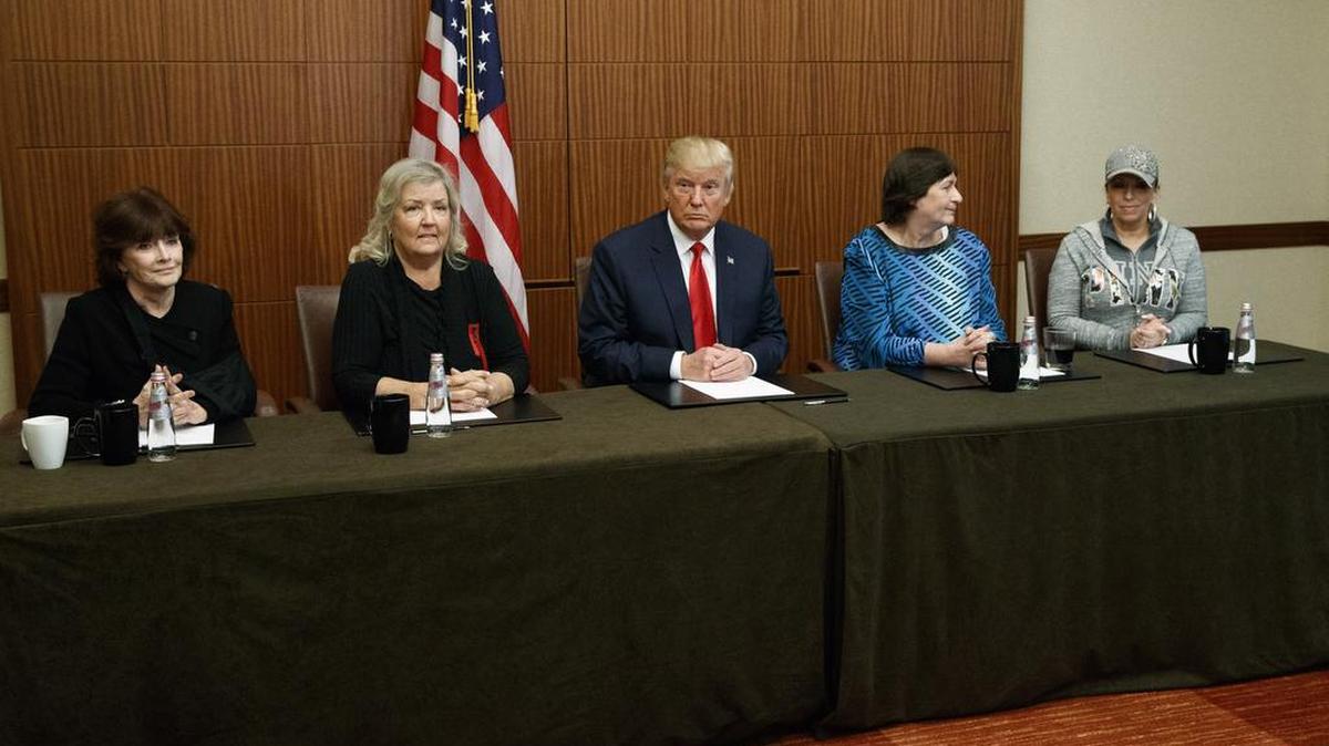 El candidato presidencial republicano Donald Trump, centro, se sienta con Paula Jones, Kathy Shelton, Juanita Broaddrick, y Kathleen Willey, antes del segundo debate presidencial en la Universidad de Washington, el domingo, 9 Oct., 2016, en San Luis. 