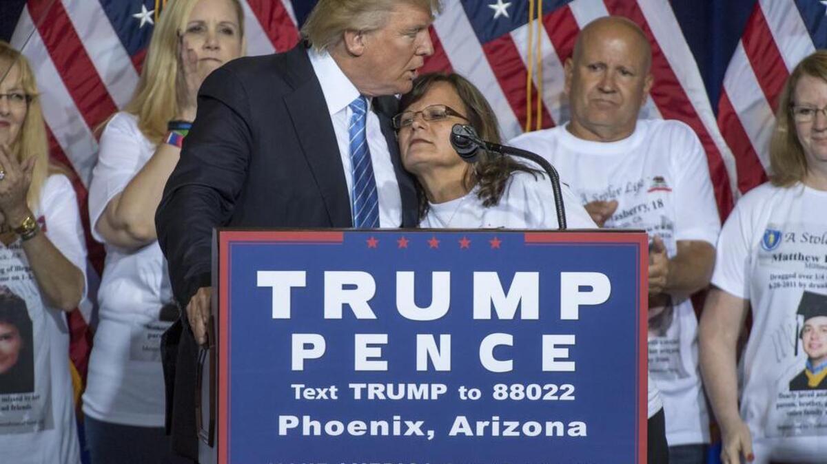 El candidato republicano Donald Trump abraza a una mujer cuyo hijo murió por la violancia durante un evento de campaña en Phoenix, Arizona, el miércoles 31 de agosto de 2016.
