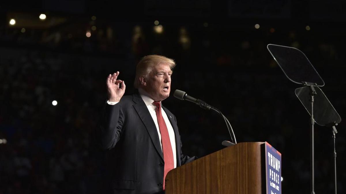 Donlad Trump durante un acto electoral en Estero, Florida.