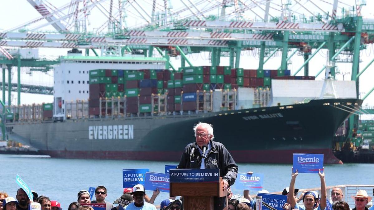 El precandidato demócrata a la Casa Blanca, Bernie Sanders, se dirige a sus seguidores el viernes 27 de mayo 2016, en Los Angeles Maritime Museum en San Pedro, California.