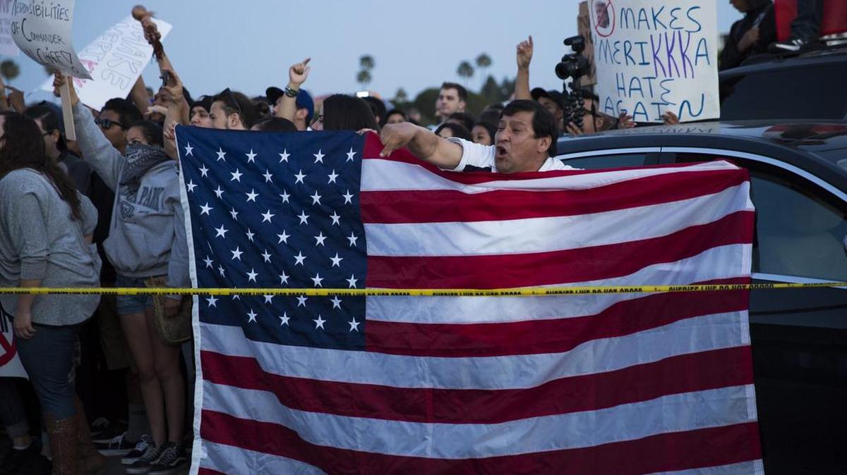Opositores del candidato republicano Donald Trump durante un acto de campaña de Trump en Costa Mesa, California (EEUU), ayer, 28 de abril de 2016.