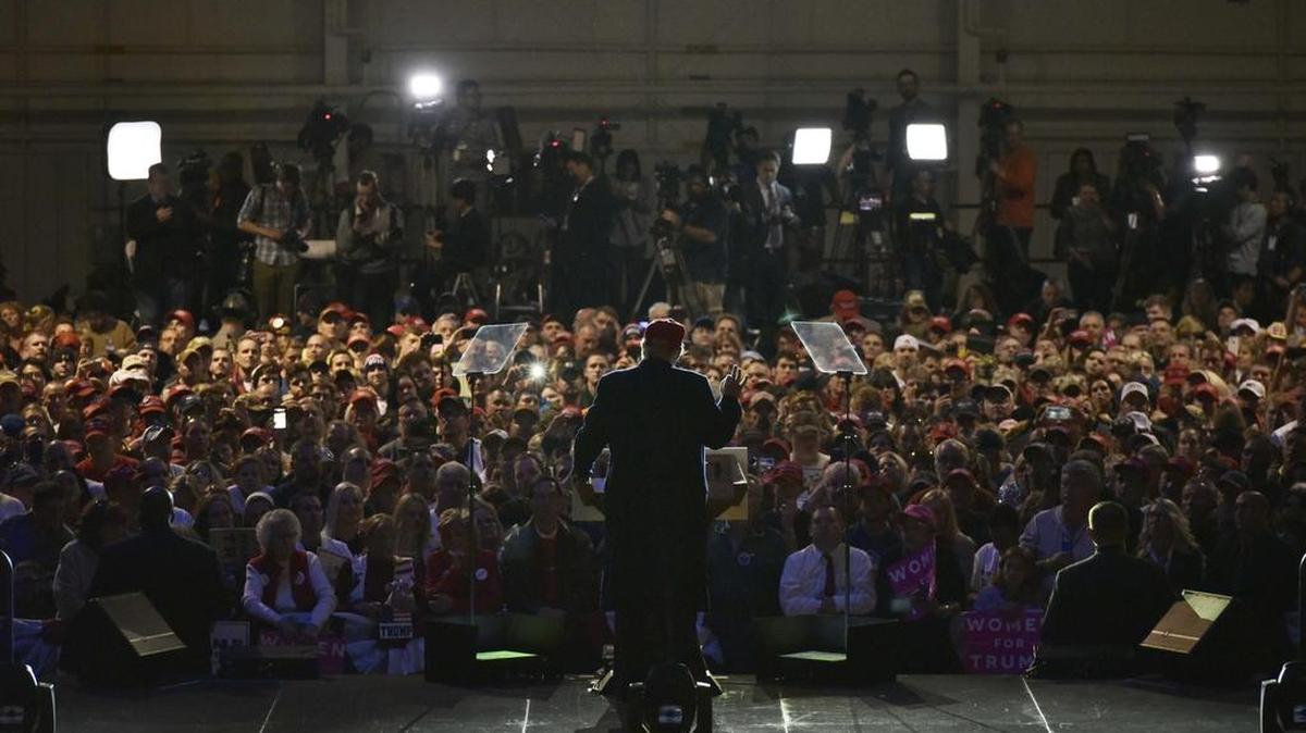 El candidato presidencial republicano, Donald Trump durante un acto electoral en Moon Township, Pennsylvania el 6 de noviembre de 2016.