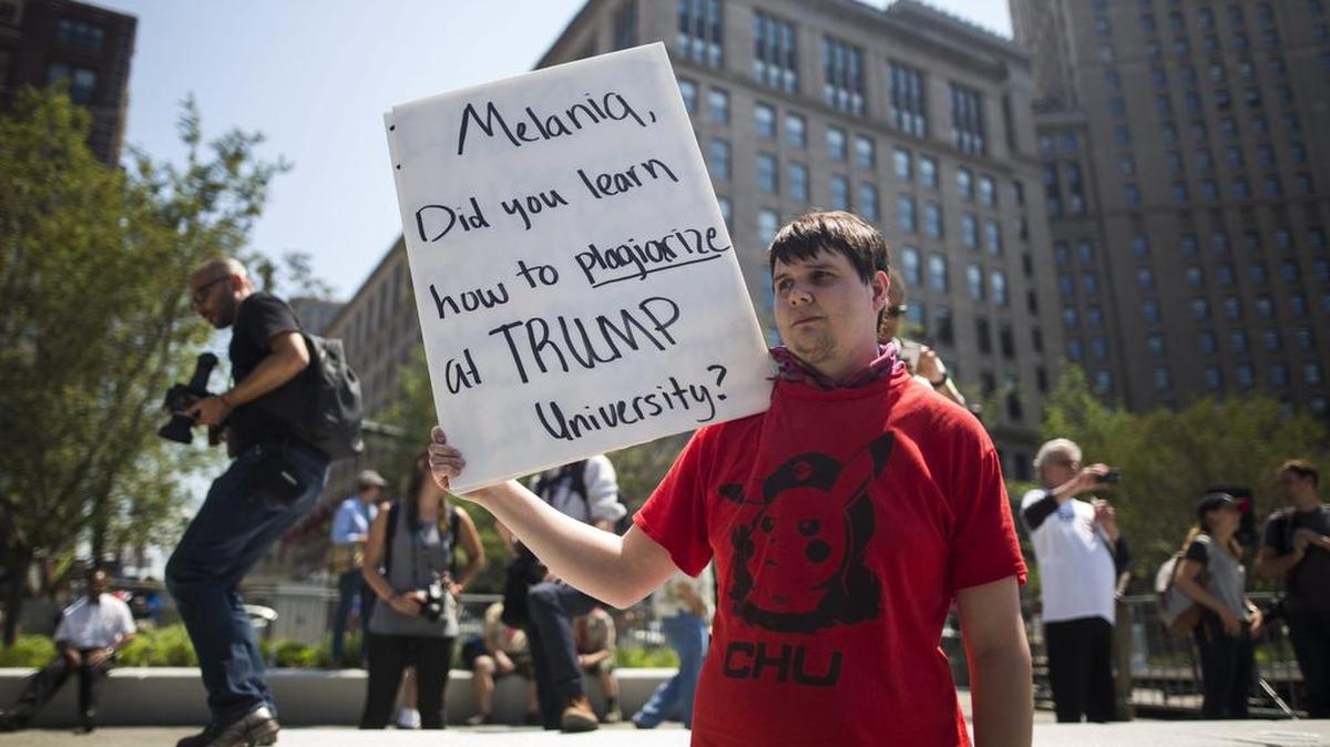 Manifestante anti-Trump reunidoS en la plaza pública en el segundo día de la Convención Nacional Republicana en el centro de Cleveland, Ohio, EEUU, hoy martes 19 de julio de 2016.