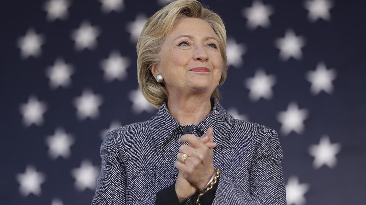 La candidata presidencial demócrata Hillary Clinton participa en un acto de campaña en Des Moines, Iowa, el jueves.