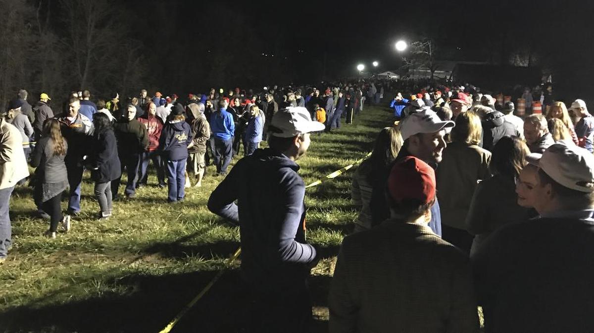 Vista general de los asistentes al mitin del candidato republicano a la Casa Blanca, Donald Trump, que tuvo lugar ayer domingo a medianoche en el que logró congregar a más de 15,000 personas de varios estados en un área rural de Leesburg (Virginia), a ocho grados y convocando a última hora el día antes.