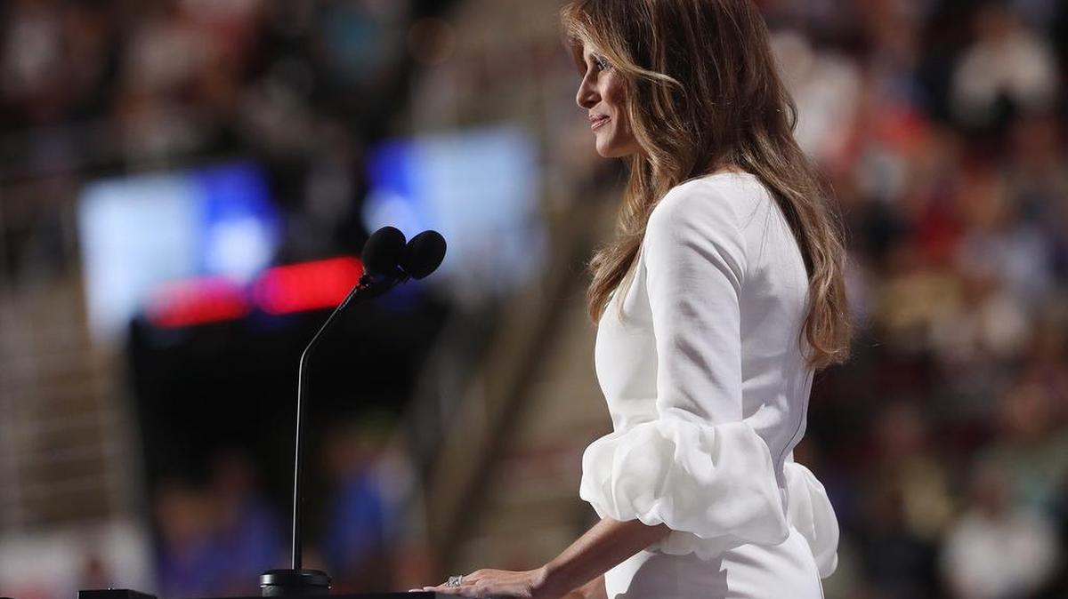 La esposa del precandidato presidencial republicano Donald Trump, Melania, habla el 18 de julio de 2016, en la apertura de la segunda sesión del primer día de la Convención Republicana en el Centro Nacional Republicano Quicken Loans Arena de Cleveland, Ohio.