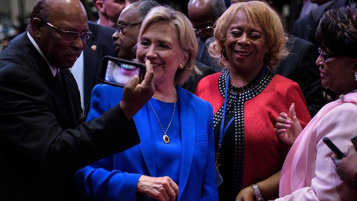 Hillary Clinton posa para una foto durante un acto electoral en Kansas City.