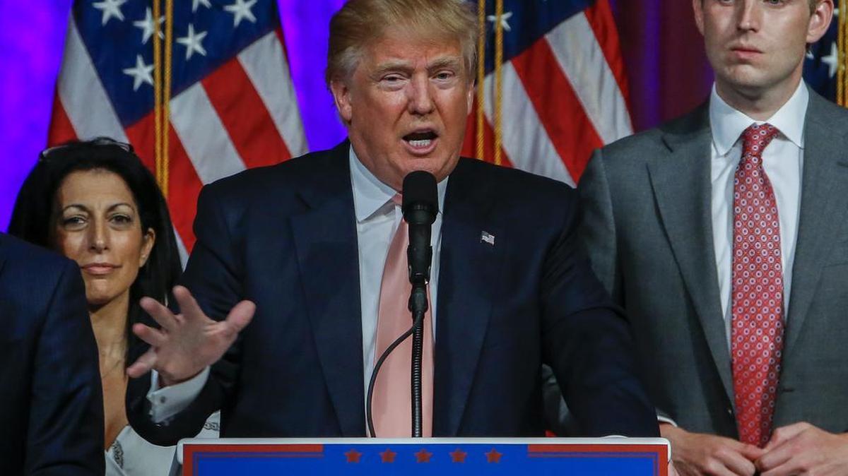 El magnate inmobiliario Donald Trump (c) habla el martes 15 de marzo de 2016, en Palm Beach, Florida.