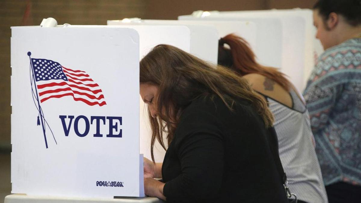 Varias personas ejercen su derecho al voto en la Estación de Bomberos durante la jornada de elecciones presidenciales en Estados Unidos, en Alhambra de California, Estados Unidos, hoy 8 de noviembre de 2016.