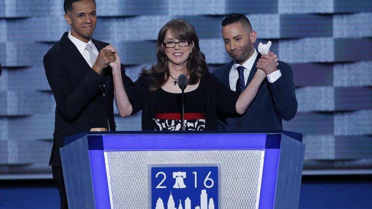 Christine Leinonen (c), madre de Christopher "Drew" Leononen, víctima del ataque a la discoteca Pulse en Orlando, habla durante el tercer día de la Convención Nacional Demócrata 2016 el miércoles 27 de julio de 2016, en el Wells Fargo Center de Filadelfia, Pensilvania (EEUU).