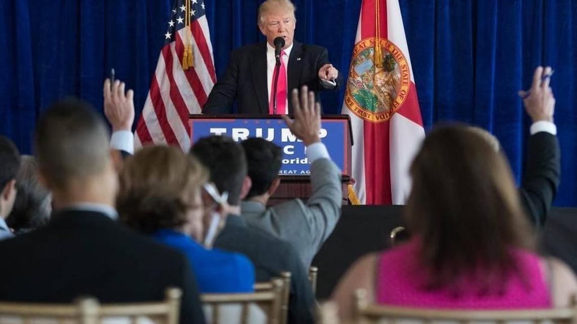 El candidato republicano Donald Trump responde preguntas el miércoles en Doral, Florida.