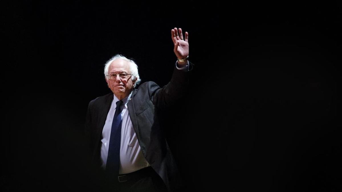 El candidato a la presidencia de Estados Unidos por el partido demócrata Bernie Sanders durante un evento anoche en el Town Hall de Nueva York.
