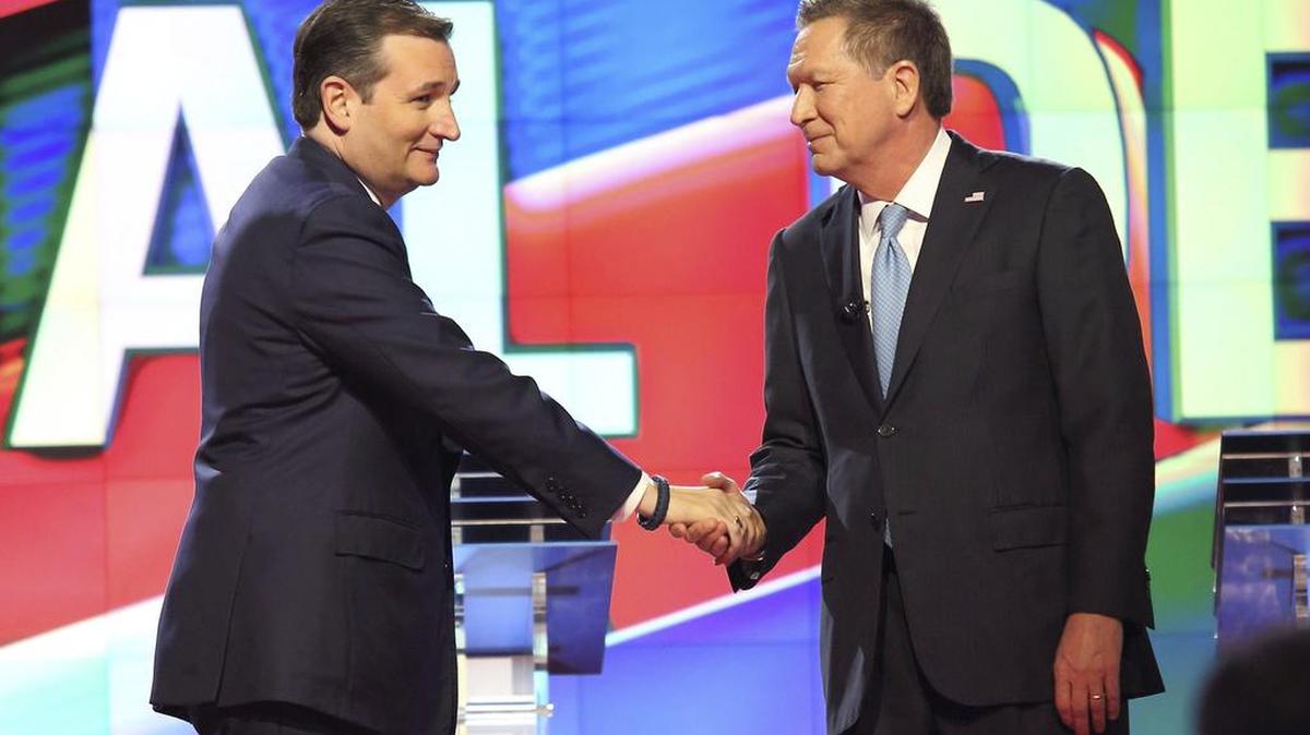 Fotografía de archivo tomada el 10 de marzo de 2016 que muestra a los aspirantes a la candidatura Republicana Ted Cruz (i) y John Kasich (d) durante un debate en la Universidad de Miami (Estados Unidos).
