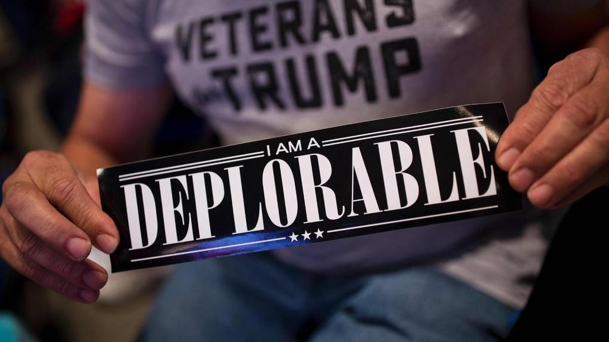Un partidario del candidato presidencial republicano Donald Trump muestra una calcomanía de lectura "Soy un deplorable" en Pennsylvania el 10 de octubre de 2016.