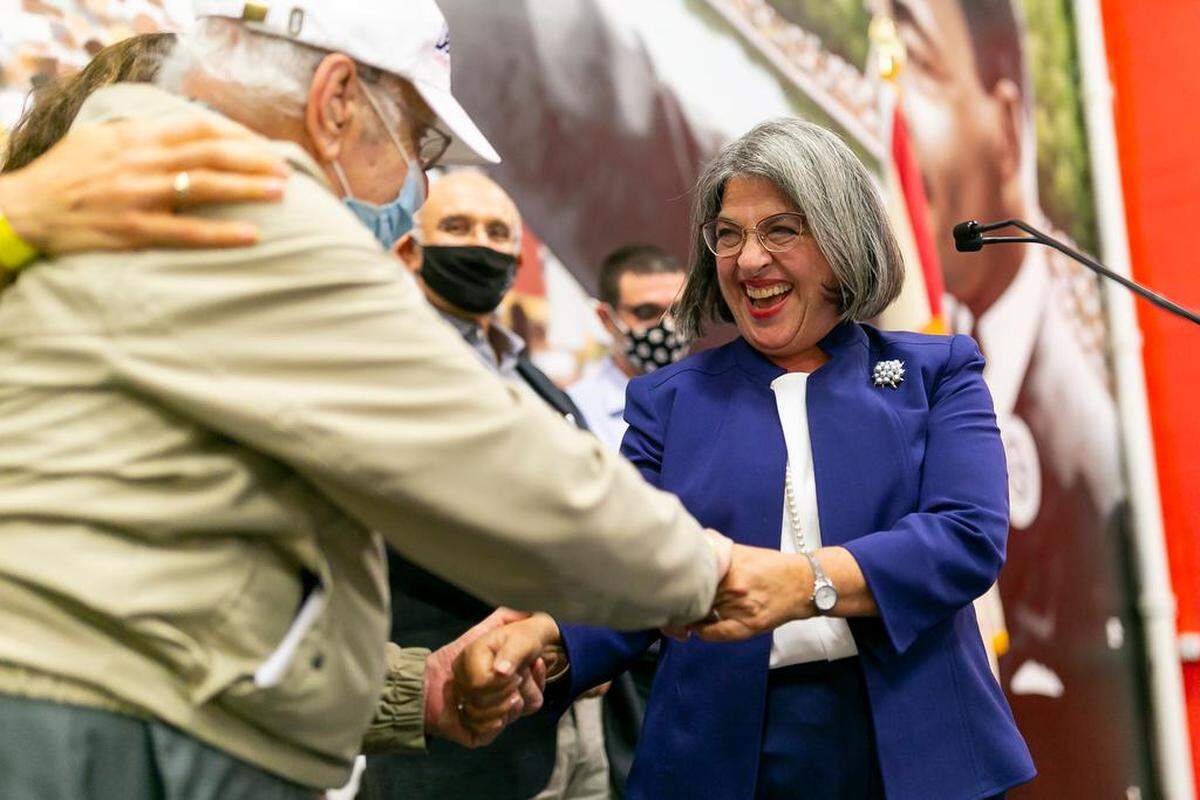 Daniella Levine Cava celebra durante su fiesta de campaña en Wynwood, Miami, después de ganar la carrera por la alcaldía de Miami-Dade contra Esteban Bovo el martes 3 de noviembre de 2020.