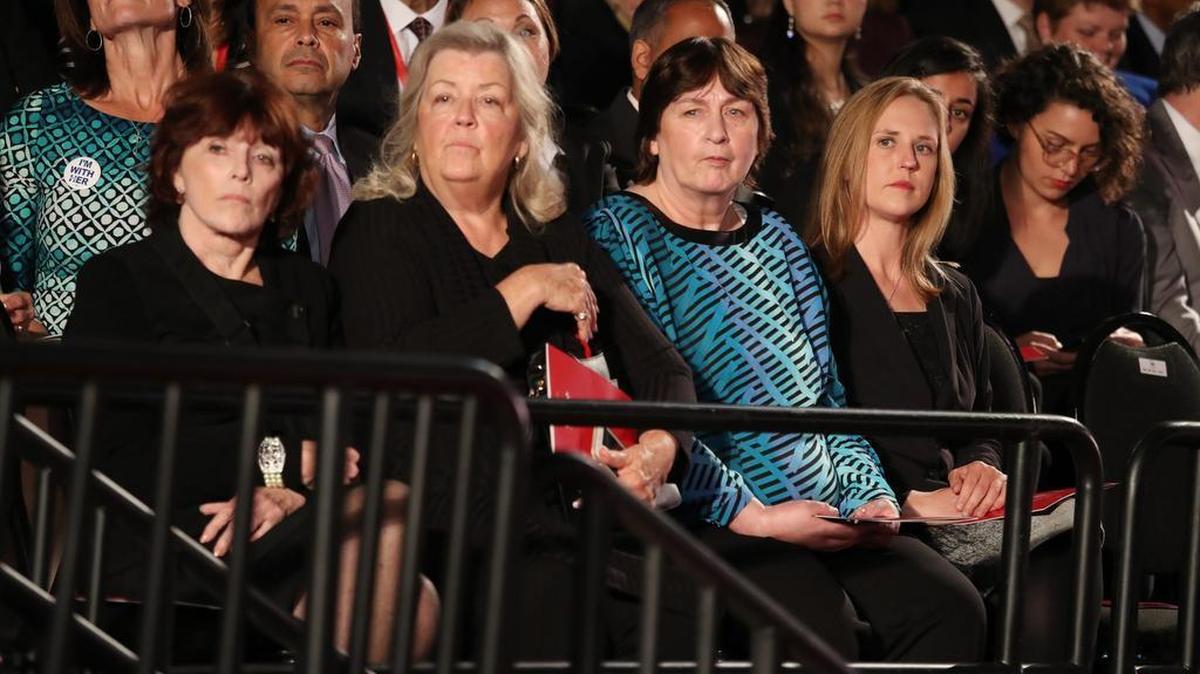 Kathleen Willey, Juanita Broaddrick y Kathy Shelton se sientan en las gradas antes del inicio del tercer debate presidencial en la Universidad de Washington en St. Louis, Missouri, el 09 de Octubre de 2016.