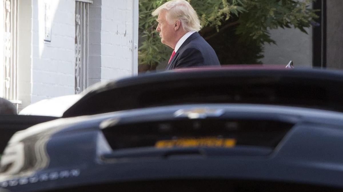 El aspirante republicano a la Casa Blanca, Donald Trump, a su llegada al Capitol Hill Club, el club nacional republicano del Capitolio, para su encuentro con los republicanos en Washington, Estados Unidos, hoy 7 de julio de 2016.
