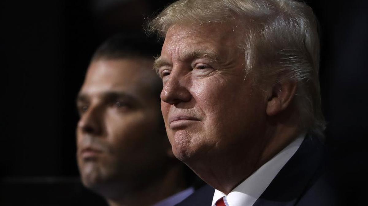El candidato republicano Donald Trump y su hijo, Donald Trump Jr, detrás, en una foto durante la Convención Nacional Republicana en Cleveland.