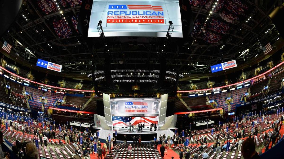 La Convención Republicana, que oficializará la candidatura presidencial de Donald Trump, comienzó hoy en Cleveland en un ambiente tenso y marcado por el último asesinato de tres policías hoy en Baton Rouge (Luisiana) y las multitudinarias protestas que se esperan.