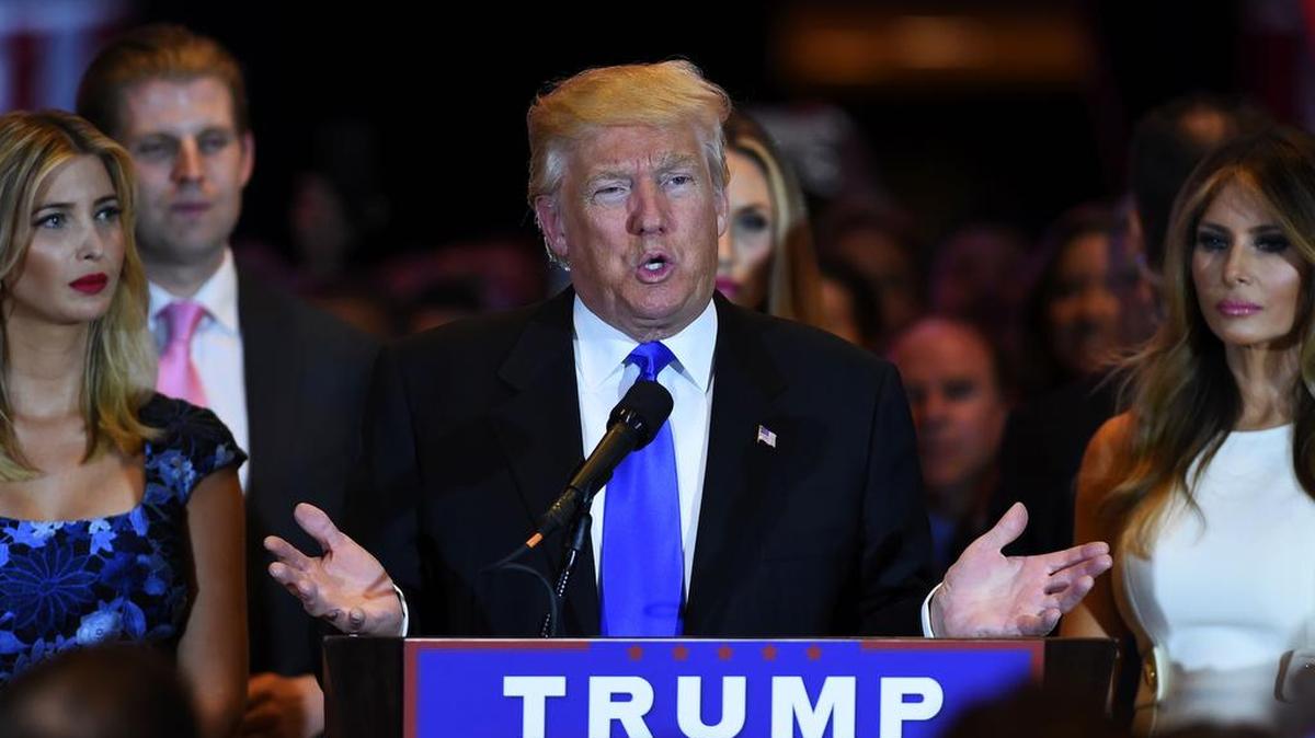 El magnate y precandidato presidencial estadounidense Donald Trump habla tras el anuncio de retirarse de la campaña de Ted Cruz el 3 de mayo de 2016, en Nueva York.