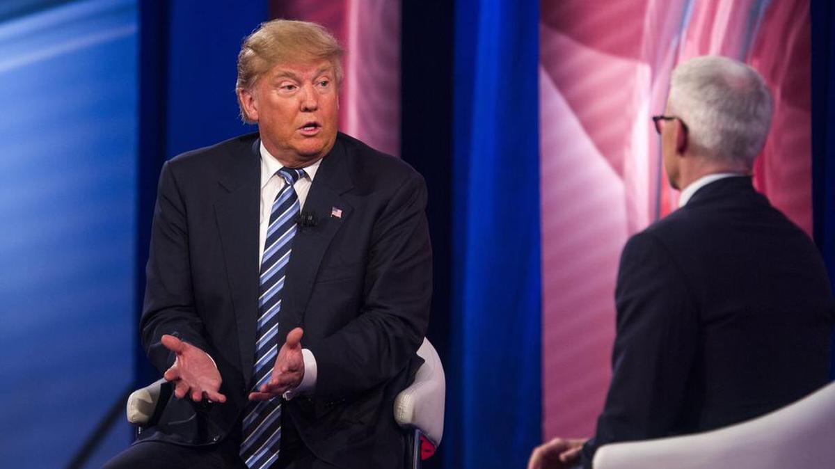 El candidato presidencial republicano Donald Trump (i) habla con el presentador de CNN Anderson Cooper (d) el jueves 18 de febrero de 2016, en Columbia, Carolina del Sur.
