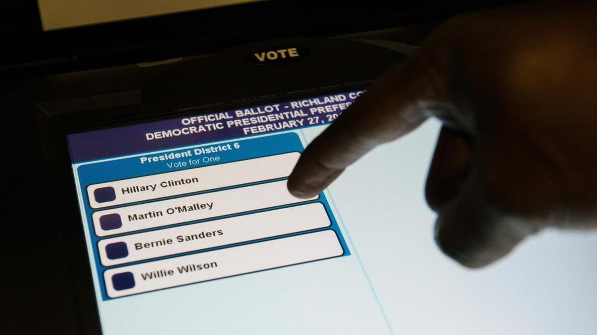 Un hombre deposita su voto en las primarias demócratas de Carolina del Sur en Columbia, Carolina del Sur, el 27 de febrero de 2016.