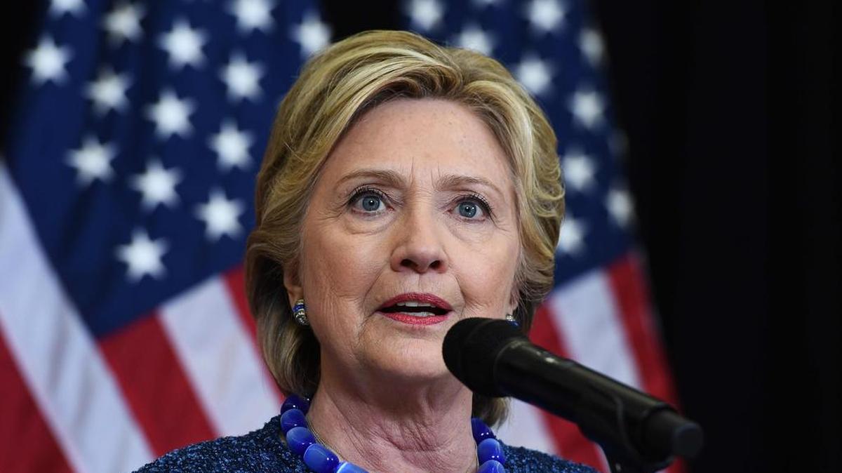 La candidata presidencial demócrata Hillary Clinton da una conferencia de prensa el viernes en Des Moines, Iowa.