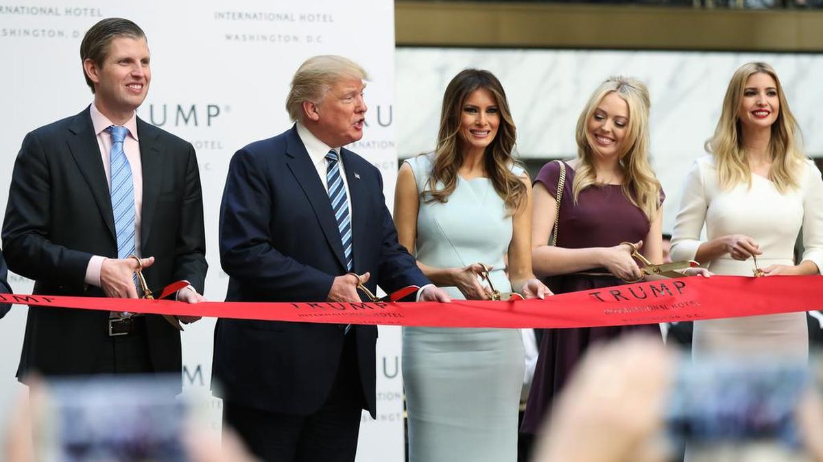 El candidato republicano Donald Trump junto a su esposa Melania Trump y sus hijos Eric Trump, Tiffany Trump e Ivanka Trump en la inauguración del hotel Internacional de Trump en Washington.