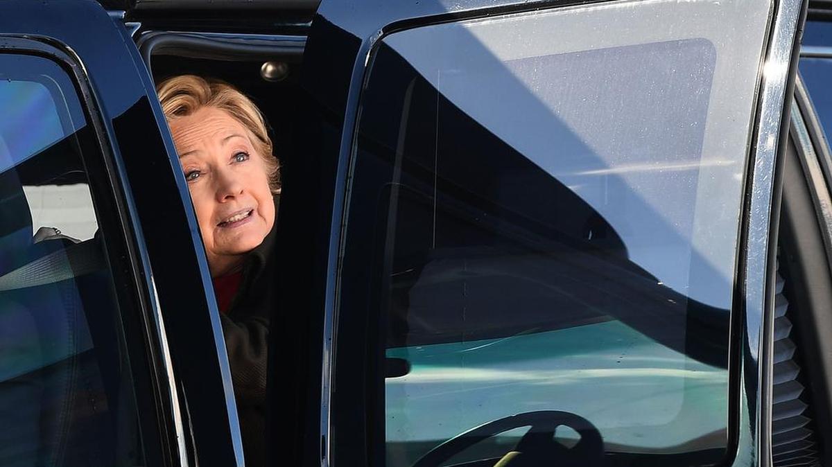 La candidata presidencial demócrata Hillary Clinton llega al aeropuerto del condado de Westchester en White Plains, Nueva York, el 31 de octubre de 2016.