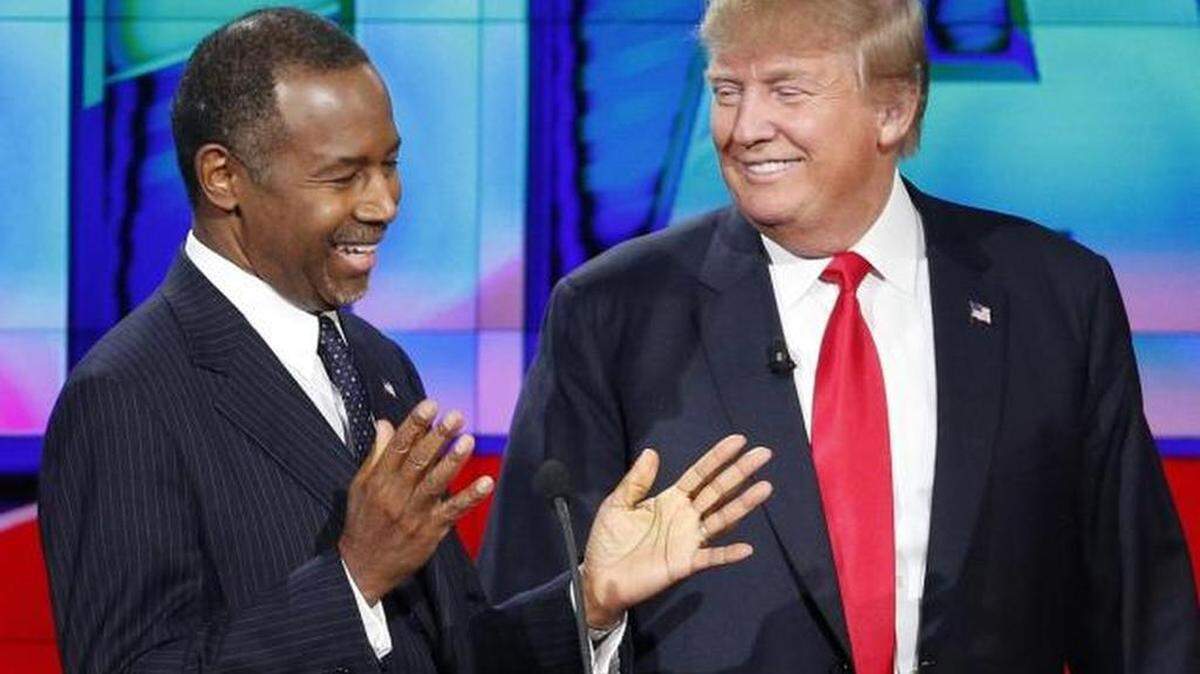 Ben Carson y Donald Trump, durante el debate republicano en Houston, Texas. AP-Archivo