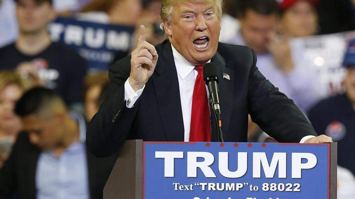 El precandidato presidencial republicano Donald Trump da un discurso en Orlando, Florida, el sábado.