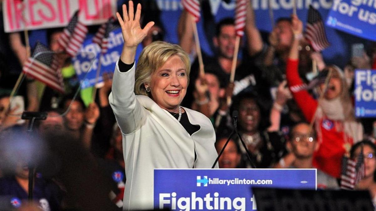 La ex secretaria de Estado, Hillary Clinton, se dirige a sus seguidores el martes en el Ice Palace Studios de Miami.
