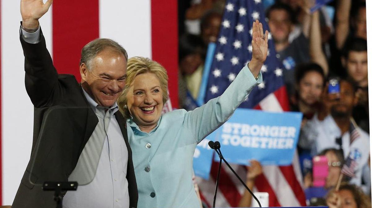 Candidata presidencial Hillary Clinton presenta formalmente a su fórmula vicepresidencial Tim Kaine durante un evento de campañen la Universidad de Florida