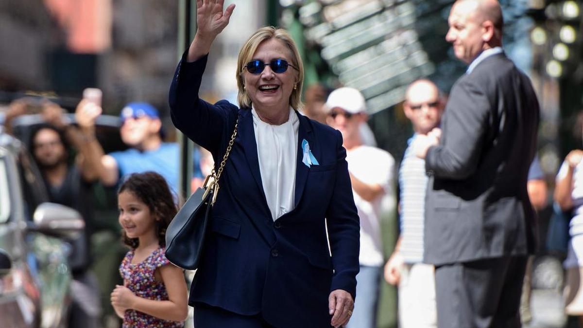 Clinton, de 68 años, estuvo 90 minutos en la ceremonia saludando a los familiares de las víctimas de los atentados ocurridos hace 15 años, cuando fungía como senadora por el estado de Nueva York.